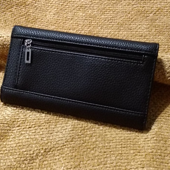 Guess - Picture 2 of 3